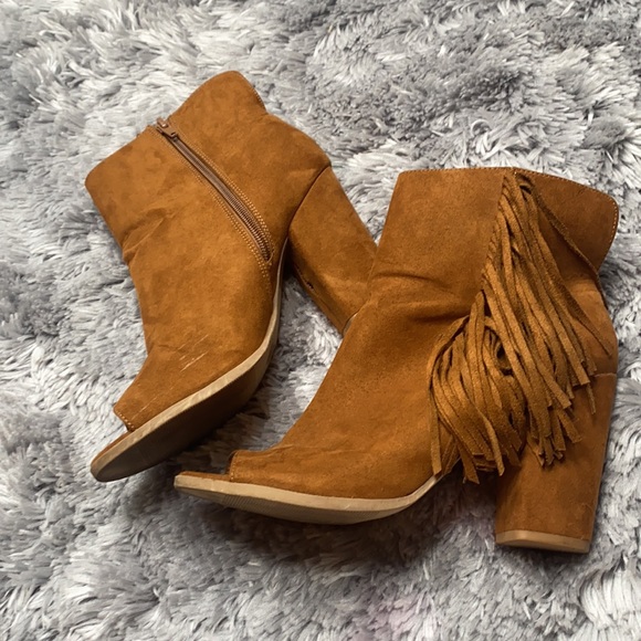 Big Buddha Brown Camel Faux Suede Fringe Open Toe Ankle Heel Booties Size 9 - Picture 2 of 12